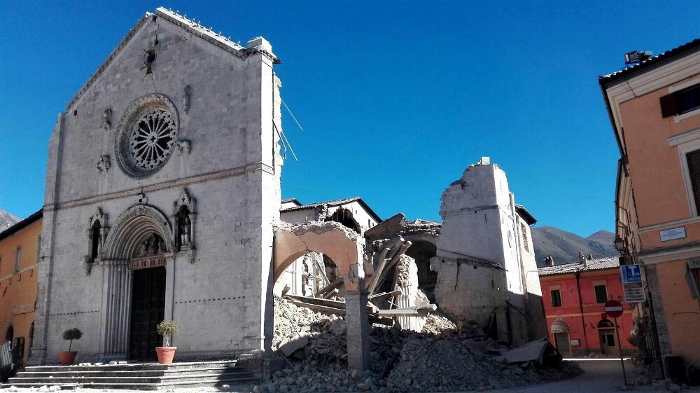 地震在意大利教堂norcia - 1000 x561
